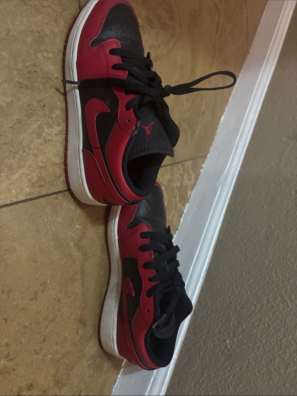 Jordan Low-Top Sneaker in Black & Red